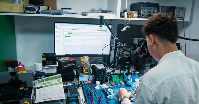 De ce unele reparații de telefoane rezistă ani de zile, iar altele se defectează în câteva luni?