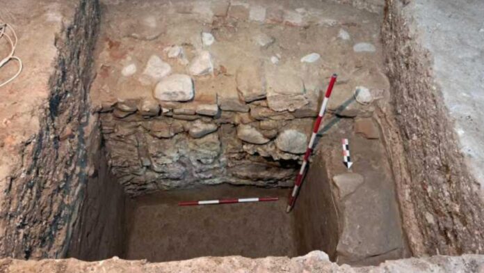 Descoperire arheologică rară în centrul unui oraș din România: Au fost găsite 2 biserici străvechi, după o legendă cu Mircea cel Bătrân