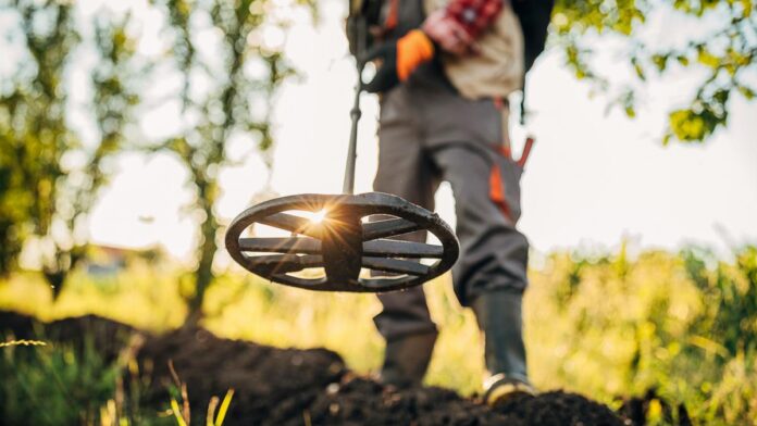 Descoperire neașteptată: detectorist găsește tezaur antic de peste 2.000 de ani, crezând inițial că e un nasture