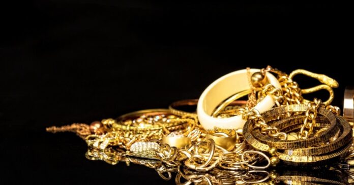 DIICOT a pierdut bijuterii de peste 250.000 de euro confiscate de la o femeie, care cere compensarea datoriilor pe care le avea la stat