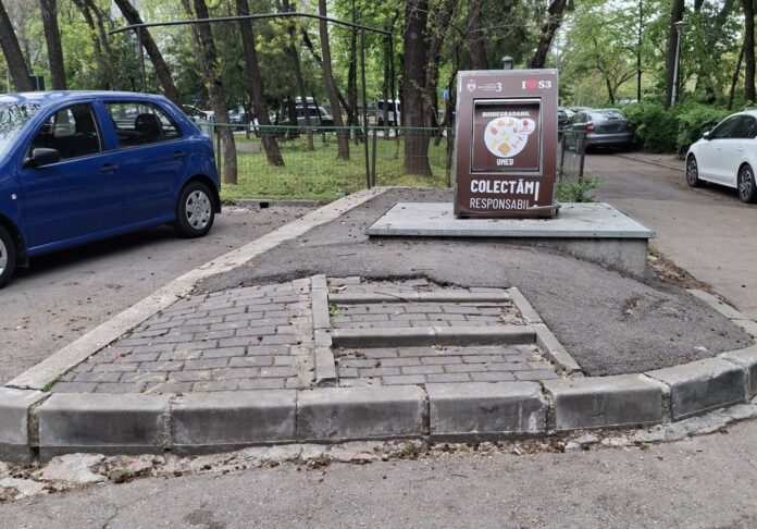 Dl. Negoiță a inaugurat „Monumentul Tomberon”. Include toate caracteristicile unui proiect din Sectorul 3: pavele, borduri și, pe piedestal, o pubelă cu mesajul „Nu se amestecă umedul cu uscatul”