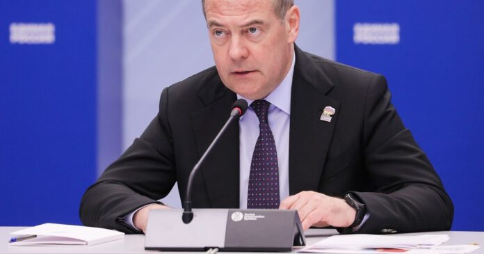 Dmitri Medvedev, furios: „UE acordă împrumutul mult așteptat hoțului de la Kiev. Bucurați-vă că sunteți din nou duși de nas, europeni”