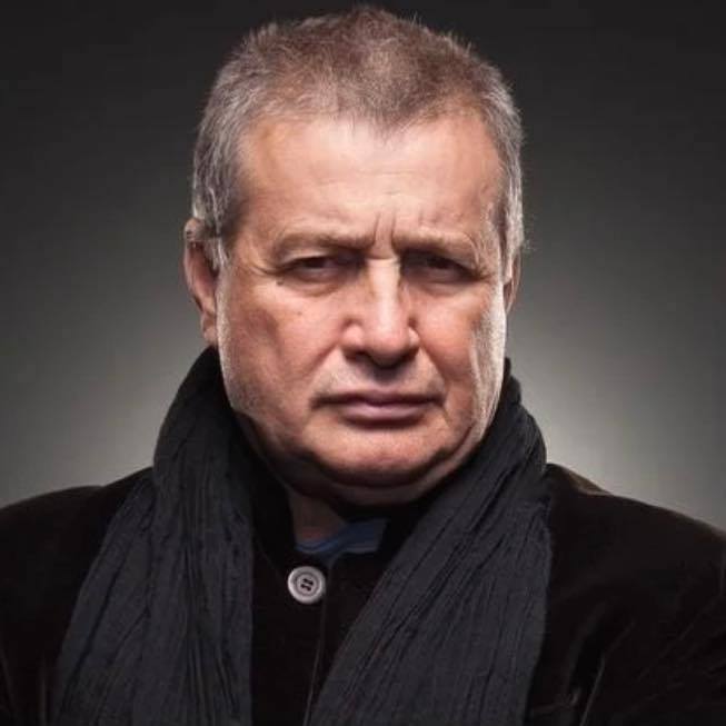 Dolj: Anchetă a Poliției după incendierea unei case a poetului Mircea Dinescu; prejudiciu estimat la 100.000 de euro