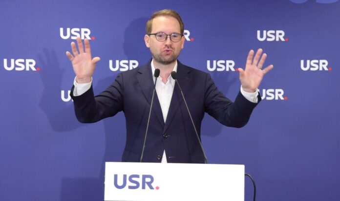 Dominic Fritz: USR rămâne alături de premierul Ilie Bolojan după retragerea sprijinului PSD, subliniind miza de 26 de miliarde de euro