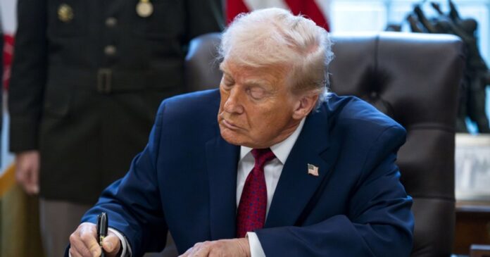 Donald Trump, ordin pe rețeaua sa socială: „Să se tragă în orice navă iraniană care minează Strâmtoarea Ormuz”