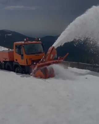 Drumarii lucrează intens pentru deszăpezirea Transalpina, pe sectorul cuprins între Rânca şi Obârşia Lotrului – VIDEO
