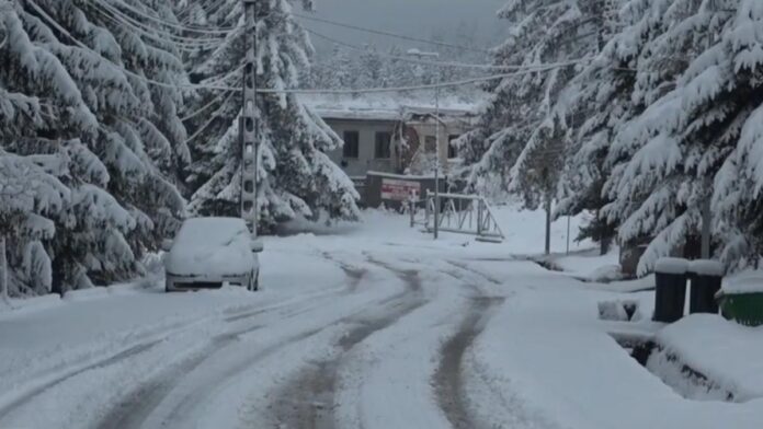 Drumul către stațiunea Harghita Băi este blocat de zăpadă, contractele de deszăpezire au expirat. Navetiștii s-au întors acasă pe jos