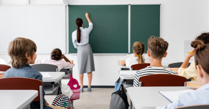 Elevii din Rusia sunt instruiți de psihiatri și polițiști din penitenciare despre riscurile utilizării aplicațiilor interzise