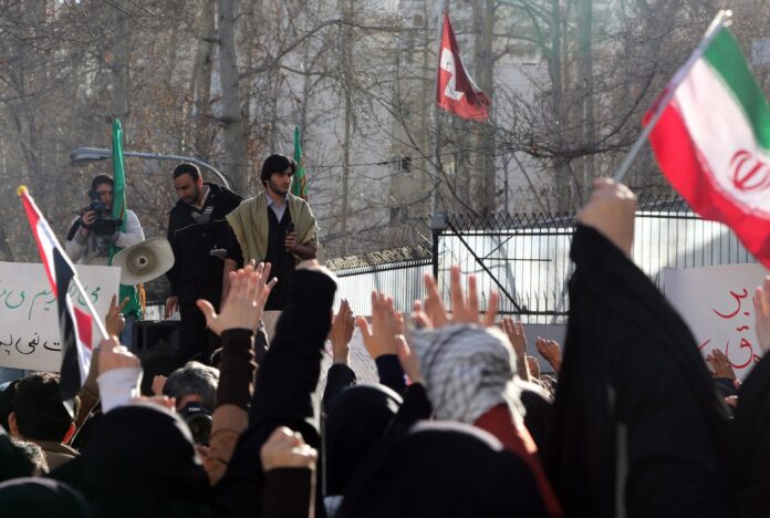 Elveția redeschide treptat ambasada din Iran, care reprezintă și interesele SUA: „Ne-am consultat pentru decizie”