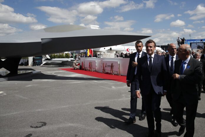 Emmanuel Macron asigură că avionul de vânătoare european de generația a șasea nu e „mort”