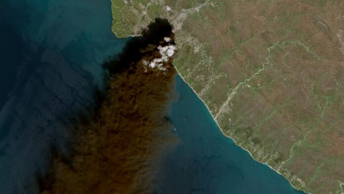 „Este o catastrofă”. Plouă cu păcură peste ruși la Soci și pe litoralul Mării Negre. Putin e acuzat că ignoră dezastrul