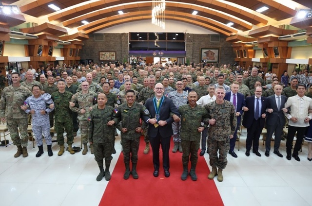 Exercițiile militare anuale 'Balikatan' din Filipine mobilizează peste 17.000 de militari, cu participare japoneză fără precedent, în contextul tensiunilor regionale din Asia-Pacific.