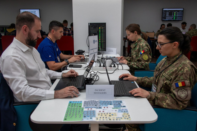Exercițiu internațional de apărare cibernetică NATO la București: 16 echipe au respins 8.000 de atacuri în timp real