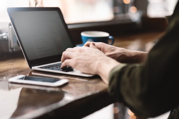 Experimentul unui jurnalist: Cum a folosit Claude Code pentru a controla calculatorul său timp de o săptămână