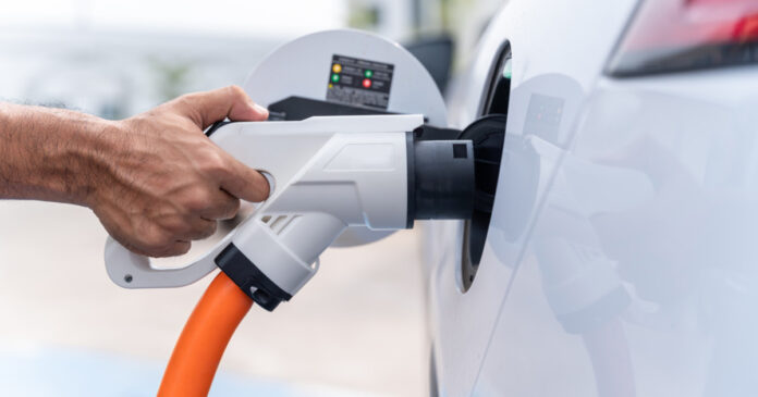 Explozia vânzărilor de mașini electrice în UE pe fondul scumpirii carburanților: Ce se întâmplă în România?