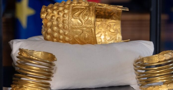 Expoziția Coifului de la Coțofenești și a brățărilor dacice recuperate din Olanda începe la Muzeul Național de Istorie a României