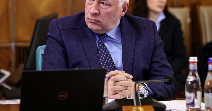 Fostul consilier prezidențial Iulian Fota a provocat un incident în fața polițiștilor și a fost amendat pentru parcarea pe trecerea de pietoni