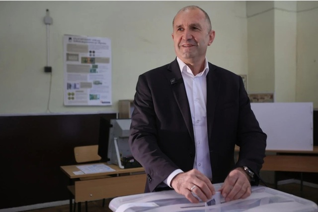 Fostul preşedinte Rumen Radev obţine majoritate absolută în Parlamentul Bulgar, în timp ce partide extremiste intră în Legislativ