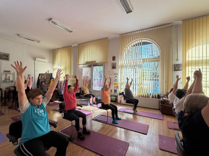 FOTO | Bunica face yoga în Sectorul 2 🪷 Cum se pot înscrie seniorii la lecții, la Centrul de Asistență Comunitară Basarabia