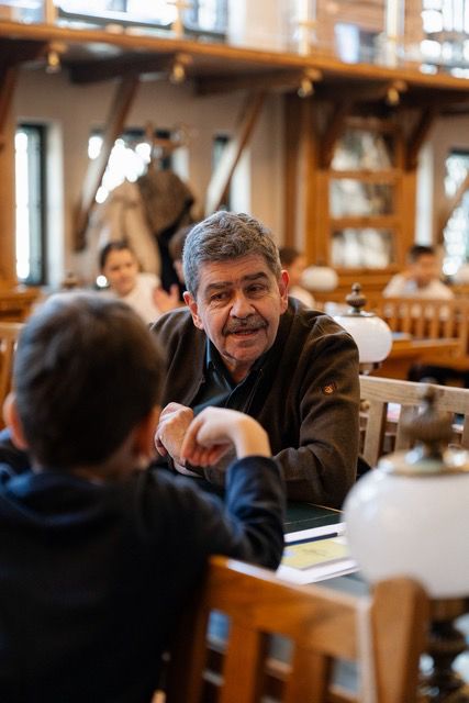 FOTO: Elevi și personalități, colegi de bancă la o „Oră de caligrafie” dedicată scrisului de mână în era digitală – „Într-o vreme în care AI generează texte instant, scrisul de mână construiește gândirea”