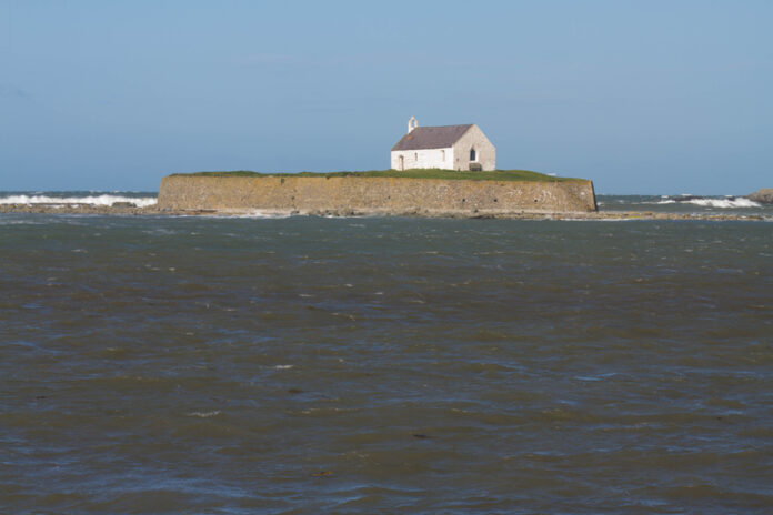 FOTO Nuntă contra cronometru la „mica biserică din mare”: Locul unde mareea decide ora nunții