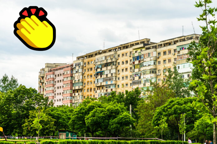 FOTO | Olteanul care a impresionat sute de bucureșteni cu gestul său din parcarea de reședință. A pus în gard un afiș generos și cumsecade