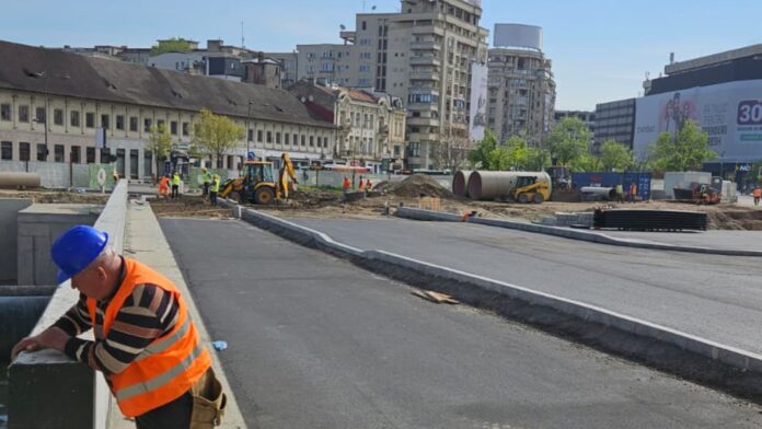 FOTO | Restricțiile pentru Șantierul de la Unirii vor fi ridicate în curând. Se lucrează deja în fața Hanului lui Manuc, apoi circulația pe strada Halelor se va debloca