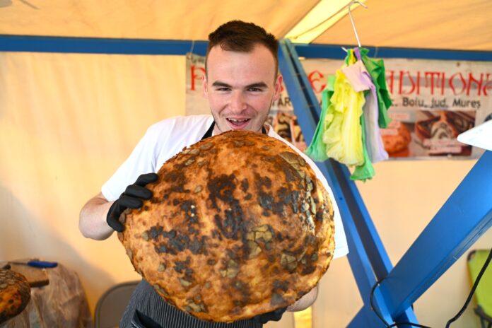 FOTO | S-a deschis piața volantă de pe Nicolae Caramfil. Producătorii vă așteaptă cu pâini gigant și cârnățărie de tot felul