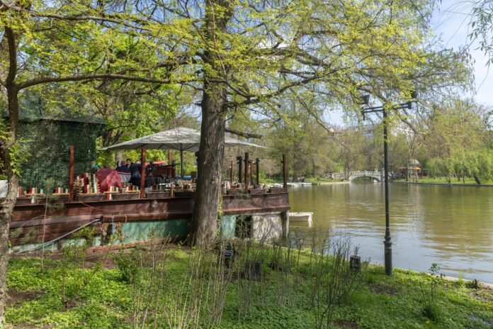 FOTO: Salon de evenimente și terasă ilegale în Parcul Cișmigiu au fost dezafectate / Autoritățile promit continuarea demantelării construcțiilor fără acte