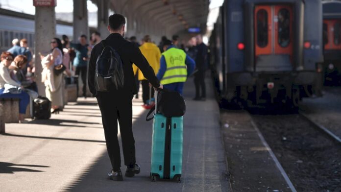 FOTO | Schimbări în Mersul Trenurilor pentru Minivacanța 1 Mai: Garnituri Suplimentare către Mare, cu Plecare din Gara de Nord