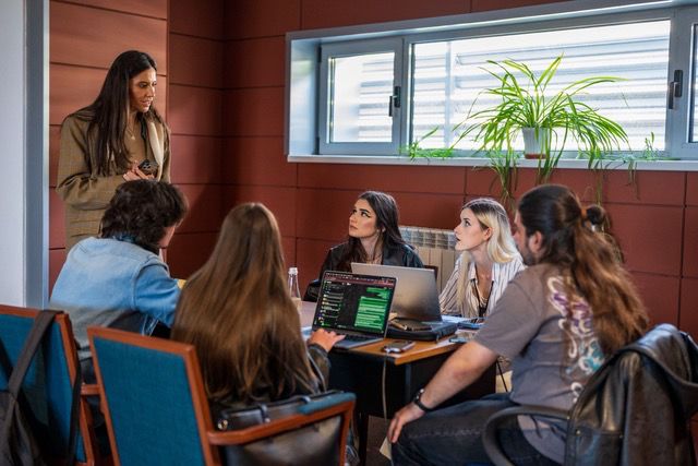 FOTO: Studenții bucureșteni câștigă concurs de inovație prin reciclarea deșeurilor electronice, folosind superstiții pentru a combate ghinionul și proteja mediul