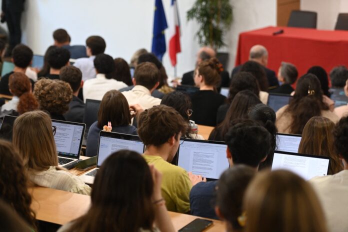 Franța înăsprește selecția studenților străini și majorează semnificativ taxele de școlarizare din 2026