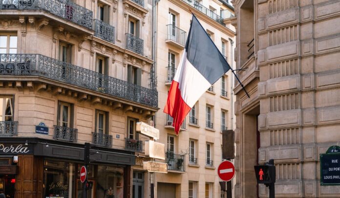 Franța pregătește noi ajutoare pentru transportatori, agricultori și marii consumatori, după scumpirea carburanților