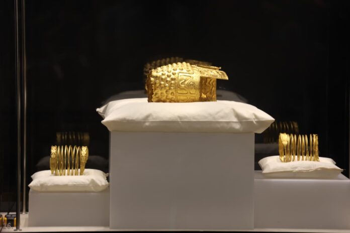 GALERIE FOTO: Cum arată Coiful de la Coțofenești și brățările dacice repatriate din Olanda – Artefactele sunt expuse pentru 12 zile la Muzeul Național de Istorie