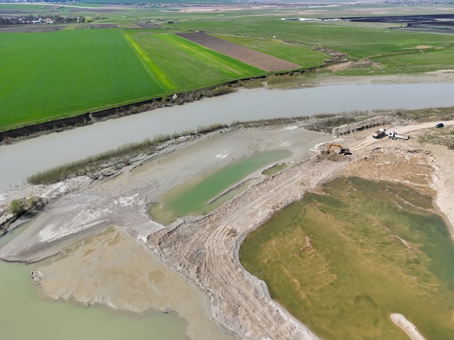 Garda de Mediu Bacău intensifică monitorizarea județului cu drone: operator economic amendat cu 40.000 de lei pentru nereguli în extracția de pietriș și nisip