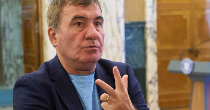 Gică Hagi este noul selecționer al echipei naționale de fotbal a României, revenind în funcție după 20 de ani.