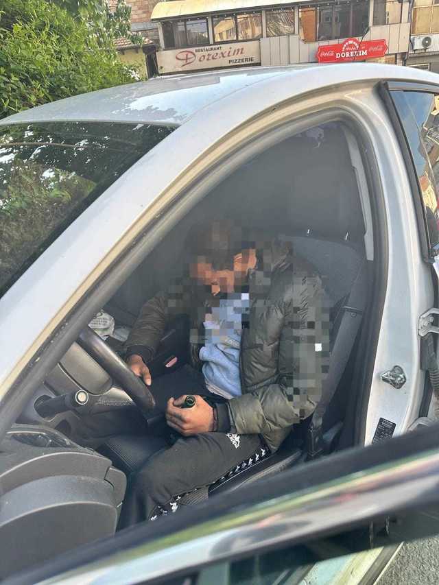 Gorj: Un bărbat a adormit în mașina pe care voia să o jefuiască / A fost văzut de o femeie, care a sunat la 112 / Bărbatul avea montată o brățară de monitorizare, fiind sub control judiciar tot pentru furt din autoturisme