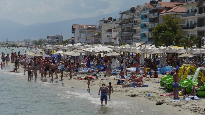 Grecia extinde numărul plajelor pe care este interzisă închirierea de șezlonguri la peste 250, pentru a combate supraturismul