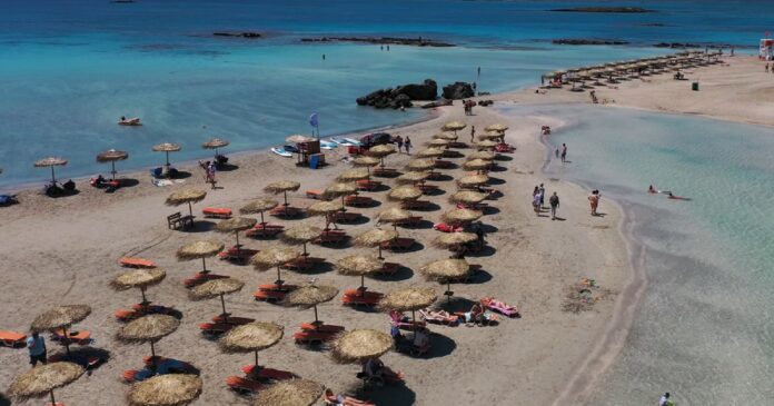 Grecia interzice șezlongurile pe sute de plaje: Ce îi așteaptă pe turiștii români în 2026