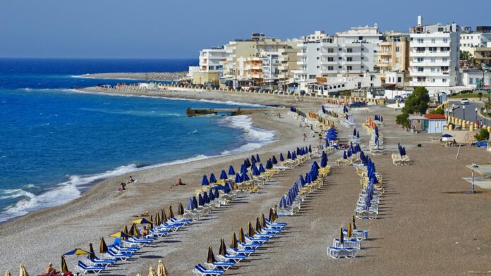 Grecia scoate șezlongurile de pe sute de plaje: Ce se schimbă pentru turiști în 2026