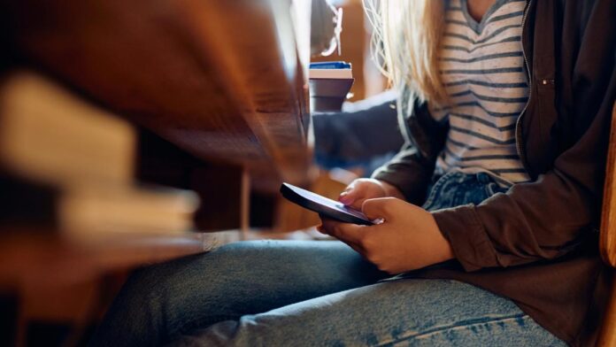 Guvernul britanic anunță interzicerea prin lege a smartphone-urilor în școlile din Anglia