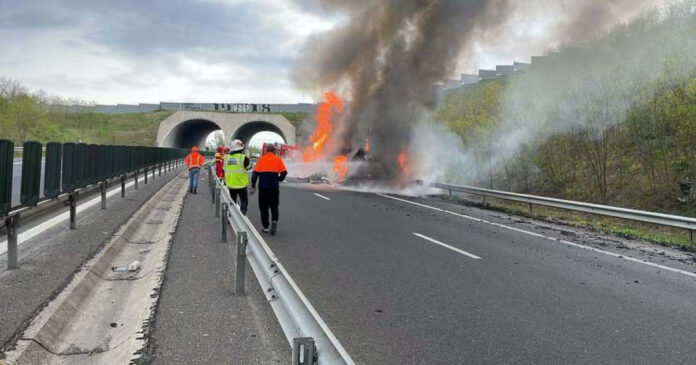 Incendiu de camion cu fructe pe autostrada din Hunedoara, șoferul scăpând dar suferind atac de panică