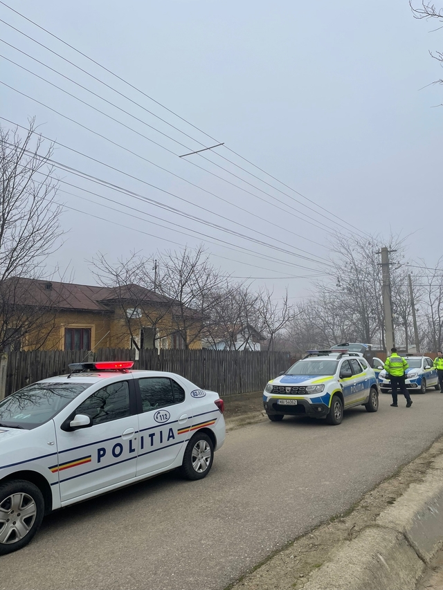Incident violent în Covasna: Un bărbat a atacat cu toporul un magazin sătesc, apoi Primăria și mașina Poliției