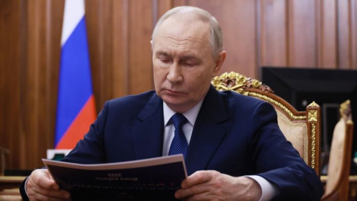 Inspirat de Stalin, Putin îndeamnă copiii și femeile să tricoteze șosete pentru soldații ruși din Ucraina