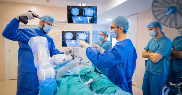 Intervenție de neurochirurgie robotică de precizie milimetrică salvează o femeie cu deformare majoră a coloanei la Cluj