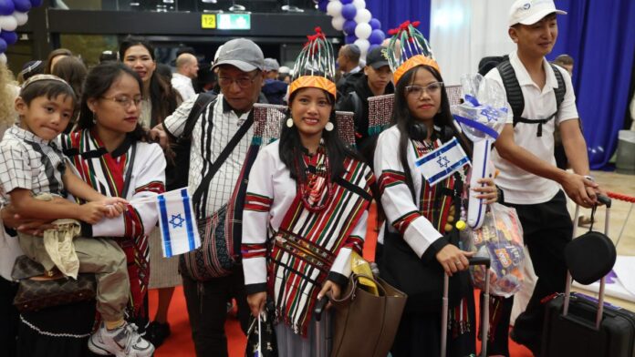 Întoarcerea „triburilor pierdute ale lui Israel”: Sute de indieni care se consideră descendenți biblici au sosit la Tel Aviv