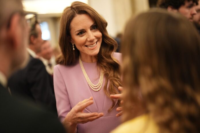 Kate Middleton poartă bijuteriile Reginei Elisabeta a II-a la aniversarea a 100 de ani de la nașterea acesteia