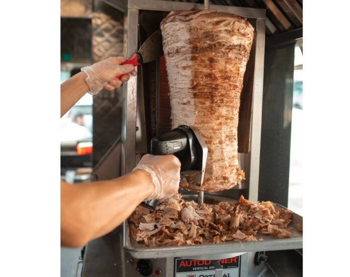 La Iași se consumă peste 10.000 de shaorma pe zi: ritmul alert al vieții și numărul mare de tineri, principalele cauze