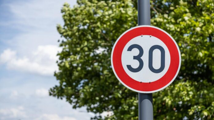 Limită de 30 km/h în orașele europene: Impactul real asupra deceselor și efectele asupra timpului petrecut în trafic