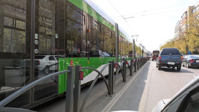 Linia 21 de tramvai blocată pe Șoseaua Colentina din cauza unei urgențe medicale a unui călător